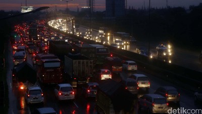 Gerbang Tol Cikunir 2 Roboh, Lalin Macet