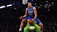 Aaron Gordon melakukan beberapa aksi melompati maskot Orlando dalam aksi Dunk. Bob Donnan/Reuters/detikFoto.