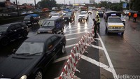  Robohnya Gerbang Tol Cikunir 2 membuat kendaraan menumpuk dan macet, Minggu (14/02/2016).