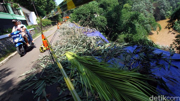 Lokasi Longsor di Jagakarsa Dipasangi Garis Polisi
