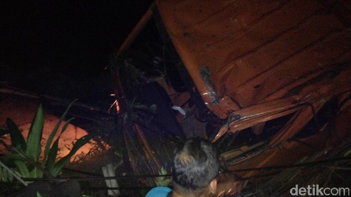 Truk Tabrak Tiang dan Masuk Jurang di Semarang, 1 Orang Tewas
