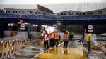 Penampakan Gerbang Tol Cikunir 2 yang Roboh