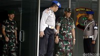 Kodam Jaya Mayjen Teddy Lhaksmana (dua dari kanan) keluar gedung Polda Metro Jaya usai menghadiri rapat koordinasi pengamanan penertiban kawasan Kalijodo.