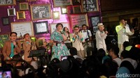 Udjo Cs menyanyikan beberapa lagu seperti, Jangan Ganggu Banci, Gara-gara Kahitna, Bukan Superstar, dan Cinta Sendiri dari Kahitna. Pool/Gus Mun/detikFoto.