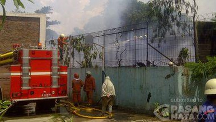 Kebakaran Landa Rumah-rumah Kayu di Buaran Jakarta Timur