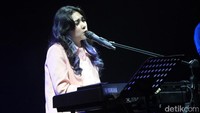 Seluruh penonton yang menyesaki stage ini pun ikut bersenandung dengan si cantik berambut panjang ini. Pool/Gus Mun/detikFoto.