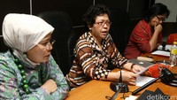 (Kiri ke kanan) Wakil Ketua External Komnas HAM Roichatul Aswidah, Wakil Ketua Komnas HAM Internal Siti Noor Laila, dan koordinator penelitian dan pengkajian Komnas HAM Sandrayati Moniaga memberikan keterangan pers di kantornya, Senin (15/2/2016).