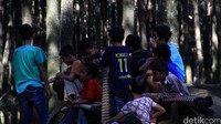 Anak-anak menjajakan tikar untuk duduk bersantai. Pool/Al Fanny Panestika/detikcom. 