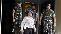 Kodam Jaya Mayjen Teddy Lhaksmana (kanan) hadir dengan mengenakan pakaian dinas lapangan (PDL).