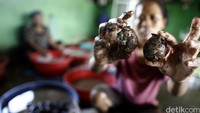 Pekerja menyelesaikan pembuatan telur asin yang menjadi makanan khas Brebes, Jawa Tengah, Senin (15/2/2016). 