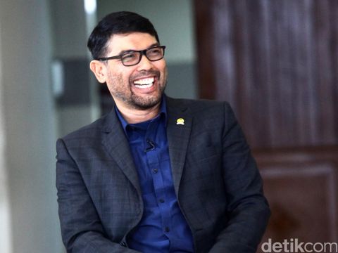 Puji Jokowi Pakai Baju Bugis, Nasir Djamil: Gagah dan Lebih Gemuk