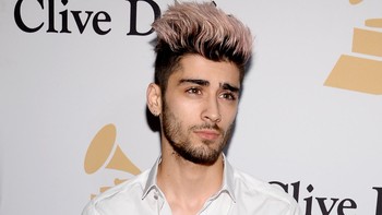 Zayn Malik mengaku sangat menyukai alien. Bahkan ia mengatakan kepada Glamour seorang alien berkata padaku dalam mimpi. Sang mantan kekasih, Gigi Hadid waktu itu juga membenarkan Zayn sangat menyukai dunia seputar UFO dan alien. Foto: Getty Images