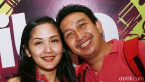 Augie Fantinus dan Adriana Bustami Kencan di Konser Kahitna