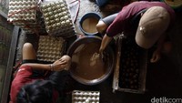 Cara Membuat Telur Asin menggunakan cara tradisional yaitu menggunakan adonan abu atau batu bata.