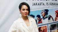 Andien bergaya dibalut dress putih dipadu outerwear dan sepatu yang juga putih. Pool/Gus Mun/detikFoto.