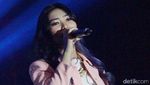 Isyana Sarasvati Bikin Galau di Konser Kahitna