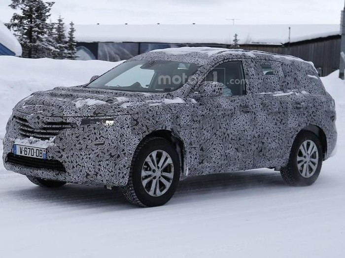 Renault Uji SUV 7 Penumpang