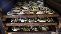 Kulit-kulit ular itu akan dijadikan sebagai bahan dasar kerajinan seperti dompet hingga ikat pinggang.