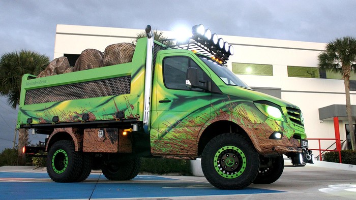 Van Mercedes Ini Berubah Jadi Truk Raksasa Hulk