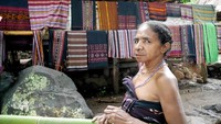 Foto: Di sekitar kampung para wanita Suku Abui menggelar lapak dagangan. Yang dijual adalah aksesoris yang dibuat sendiri dari biji hutan, serta kain tenun (Kurnia/detikTravel)