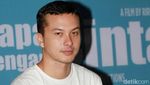 Tampil Kasual, Nicholas Saputra Tetap Bikin Cewek Kelepek-kelepek