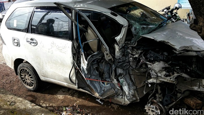 Mobil Ringsek Ditabrak Truk Tronton, Irwansyah dan Istrinya Selamat