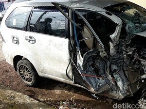 Mobil Ringsek Ditabrak Truk Tronton, Irwansyah dan Istrinya Selamat