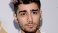 Zayn tampil dengan warna rambut barunya saat hadir acara 2016 Pre-GRAMMY Gala and Salute to Industry Icons honoring Irving Azoff di Beverly Hills, California, Minggu (14/2/2016) waktu setempat. Kevork Djansezian/Getty Images for NARAS/detikFoto.