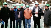 Bahlil Lahadalia mengunjungi industri galangan kapal Shin Kurusima Dockyard. Ist/Hipmi.