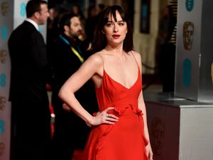 Asmara Chris Martin dan Dakota Johnson Makin Serius