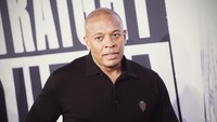 Dr Dre bukan hanya seorang rapper, tapi juga seorang produser. Dia juga meluncurkan produk headphone bermerek Beats By Dr Dre. Dre punya kekayaan US$ 800 juta atau sekitar RP 11,2 triliun. Foto: GettyImages