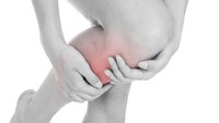 Lutut yang berbunyi juga bisa jadi salah satu gejala dari penyakit radang sendi atau osteoarthritis. Bisa berawal dari bunyi saja lalu lama-lama muncul rasa nyeri yang semakin parah. (Foto: Thinkstock)
