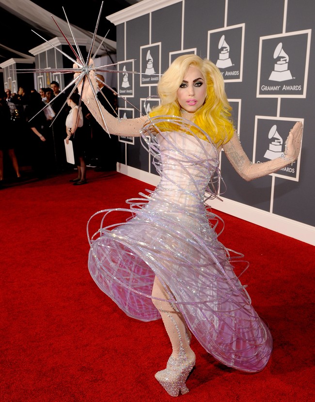 alam gaun futuristik dan eksentrik rancangan Armani, Lady Gaga menciptakan salah satu momen paling mengesankan di Grammy Awards 2010. Penampilan tersebut sekaligus memperlihatkan kemampuan Giorgio Armani untuk mengakomodasi berbagai karakter perempuan yang sophisticated. Foto: Larry Busacca/Getty Images for NARAS