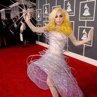 alam gaun futuristik dan eksentrik rancangan Armani, Lady Gaga menciptakan salah satu momen paling mengesankan di Grammy Awards 2010. Penampilan tersebut sekaligus memperlihatkan kemampuan Giorgio Armani untuk mengakomodasi berbagai karakter perempuan yang sophisticated. Foto: Larry Busacca/Getty Images for NARAS