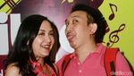Augie Fantinus dan Adriana Bustami Kencan di Konser Kahitna