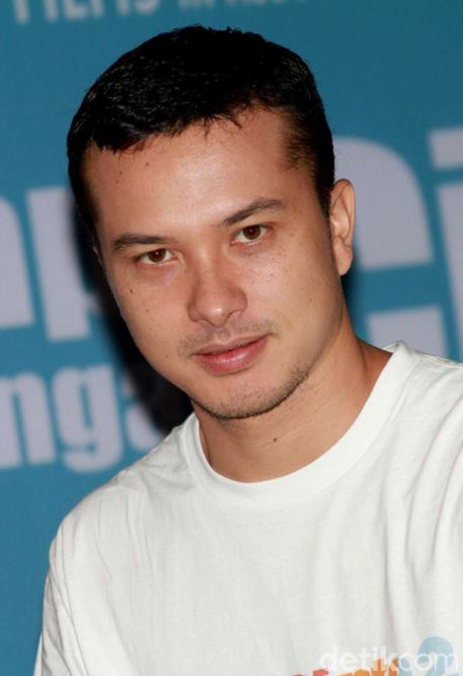 Tampil Kasual Nicholas Saputra  Tetap Bikin Cewek Kelepek 