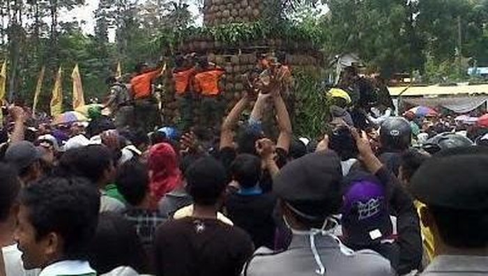 Warga dan Wisatawan Berebut Gunungan Buah Durian