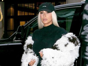 Kim Kardashian Kirim Bunga untuk Model yang Membelanya Foto Tanpa Busana