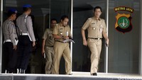 Wali Kota Jakarta Utara Rustam Effendi (kanan) keluar gedung Polda Metro Jaya usai menghadiri rapat koordinasi pengamanan penertiban kawasan Kalijodo.