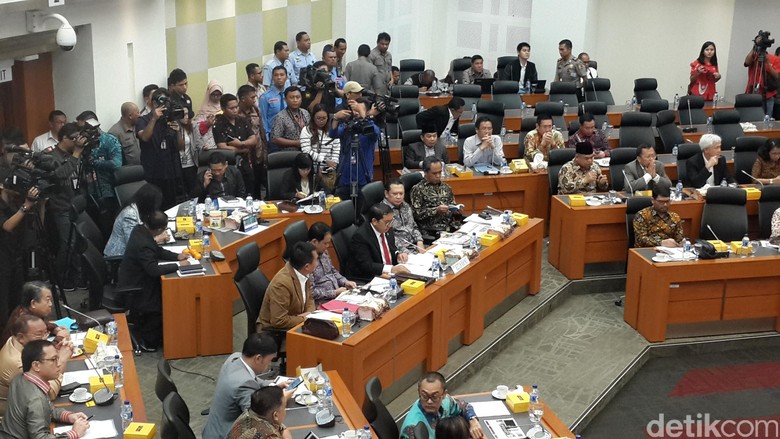 Debat Panas DPR-Pemerintah Soal Kebijakan Bebas Visa Debat Panas DPR-Pemerintah Soal Kebijakan Bebas Visa