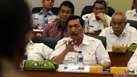 Menko Polhukam Luhut Binsar Pandjaitan memaparkan perihal-perihal yang perlu diketahui dan dinilai oleh para menteri yang hadir serta anggota DPR dari Komisi I dan Komisi III.