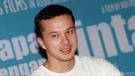 Tampil Kasual, Nicholas Saputra Tetap Bikin Cewek Kelepek-kelepek