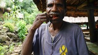 Foto: Sesekali mereka tampak menikmati buah pinang. Buah itu dikonsumsi dengan dikombinasikan dengan sirih dan kapur (Kurnia/detikTravel)