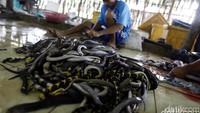 Dalam sehari pekerja dapat memotong ratusan ekor ular untuk diambil daging, empedu, dan kulitnya.