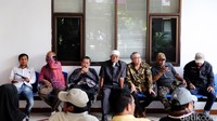 Daeng Azis datang dengan didampingi perwakilan warga Kalijodo.