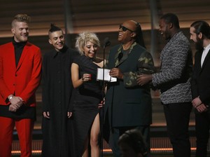 Penampilan Pentatonix dan Stevie Wonder Bagi Maurice White Earth, Wind & Fire