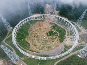 5 Eksperimen Sains Terbesar di Dunia: Teleskop Radio-Penghancur Atom Raksasa