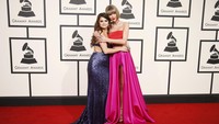 Keakraban Selena dan Taylor di Grammy Awards 2016. REUTERS/Danny Moloshok/detikFoto.