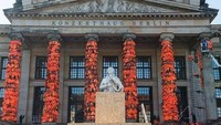 Teror ratusan rompi oranye menghiasi tiang-tiang di Konserthaus Berlin, Jerman. Rompi itu memperingati jerih payah para pengungsi yang terpinggirkan. Foto: Huffington Post