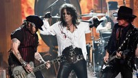 Alice Cooper, Joe Perry (Aerosmith), Johnny Depp, dibantu oleh Duff McKegan dan Matt Sorum (GnR), mereka memporak-porandakan Grammy 2016. Kevork Djansezian/Getty Images/detikFoto.